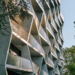 Façade moderne d’un immeuble résidentiel à Genève avec balcons géométriques
