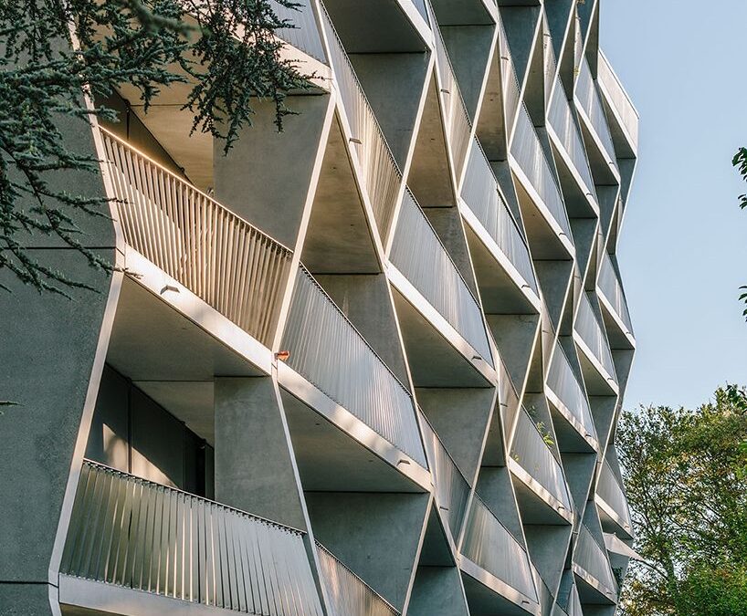 Façade moderne d’un immeuble résidentiel à Genève avec balcons géométriques