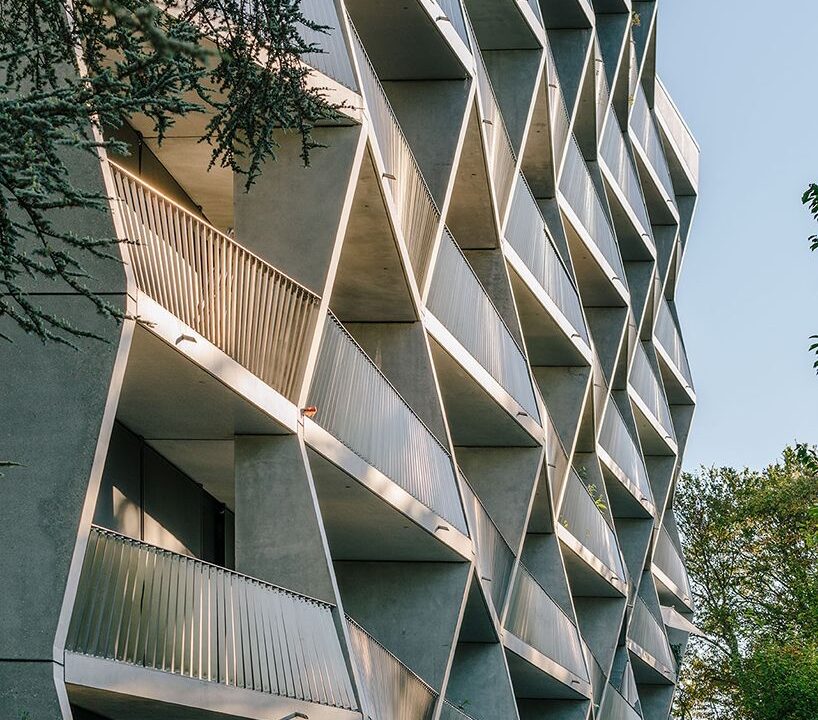 Façade moderne d’un immeuble résidentiel à Genève avec balcons géométriques
