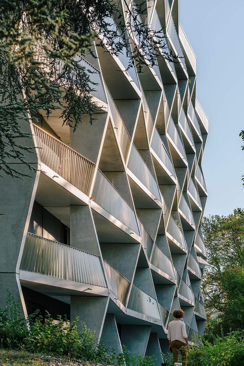 Façade moderne d’un immeuble résidentiel à Genève avec balcons géométriques