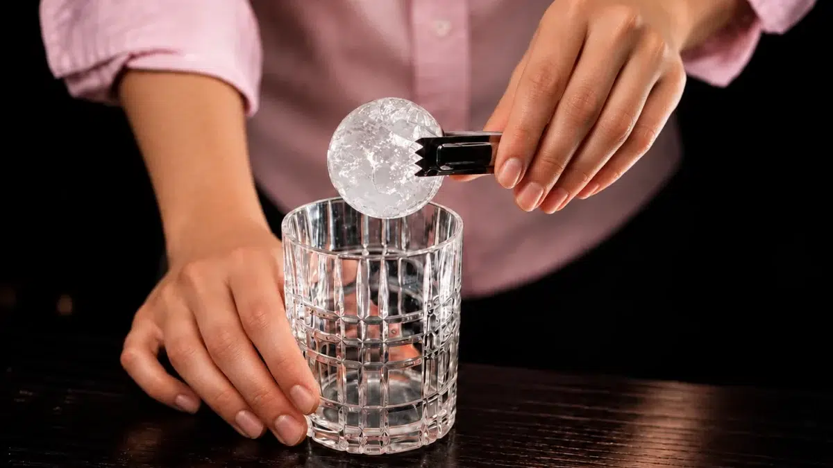 Verre d’eau avec des glaçons – raccordement de machine à glaçons à Genève