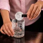 Verre d’eau avec des glaçons – raccordement de machine à glaçons à Genève