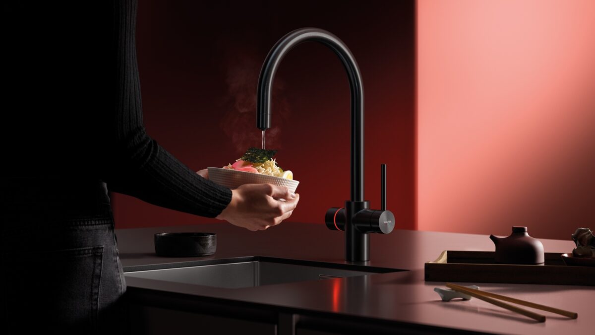 Robinet de cuisine moderne avec douchette Laufen installé à Genève - VARA