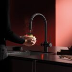 Robinet de cuisine moderne avec douchette Laufen installé à Genève - VARA