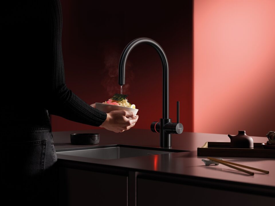 Robinet de cuisine moderne avec douchette Laufen installé à Genève - VARA