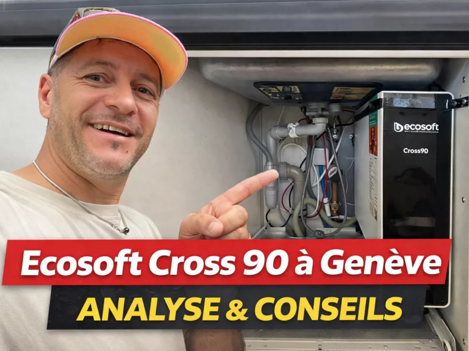 Plombier à Genève présentant un osmoseur Ecosoft Cross 90 installé sous évier avec analyse et conseils