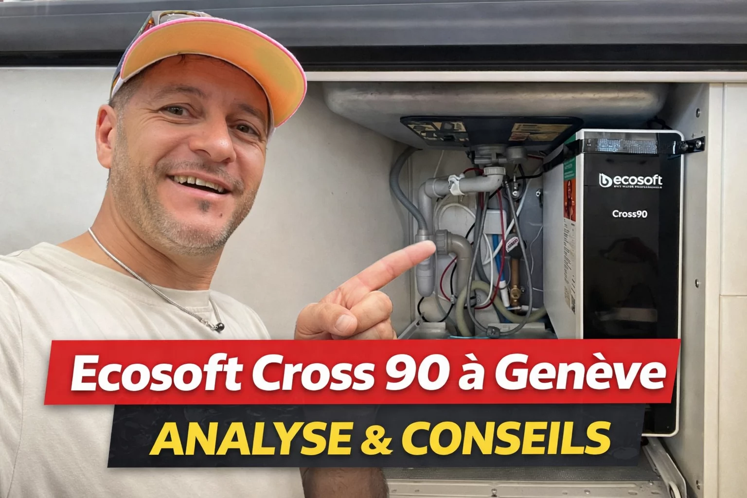 Plombier à Genève présentant un osmoseur Ecosoft Cross 90 installé sous évier avec analyse et conseils
