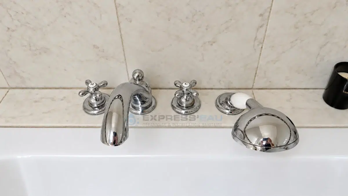 Robinetterie de baignoire AXOR Carlton avec poignées croisillons, bec chromé et douchette, à Bellevue, Genève.