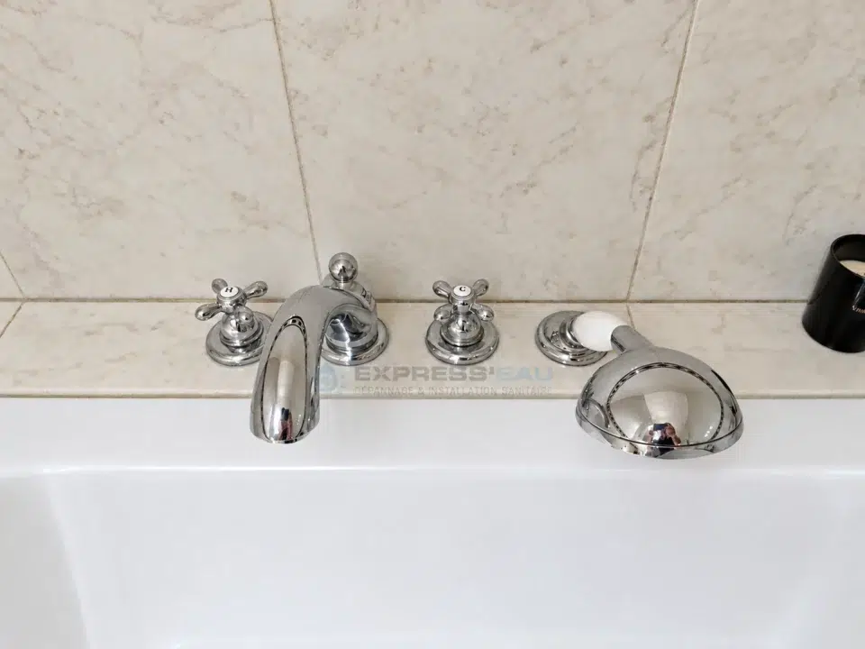 Robinetterie de baignoire AXOR Carlton avec poignées croisillons, bec chromé et douchette, à Bellevue, Genève.